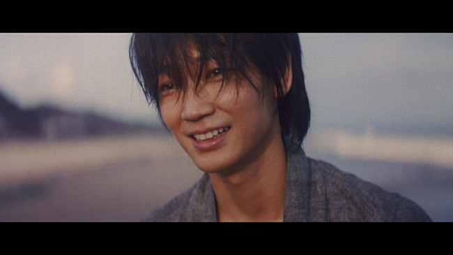 「綾野剛、雨予報吹き飛ばす晴れ男ぶり発揮　“恋するシ－ン”への強いこだわり見せる」1枚目/1