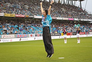 「倖田來未 J1リーグ試合前のPK対決で見事なシュート」