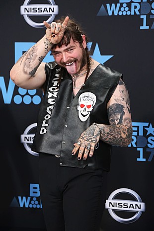 「ポスト・マローン、自身初の全米1位を“ロックスター”風に祝う」