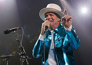 「ザ・トラジカリー・ヒップのフロントマン、ゴード・ダウニーが53歳で死去」