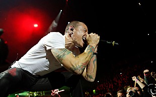 「スティーヴ・アオキ、出演フェスで故チェスター・ベニントンを追悼」