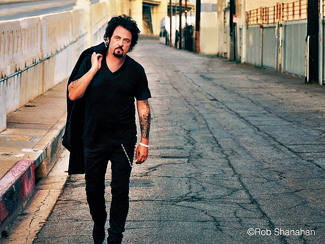 「『10月21日はなんの日？』ジャンルを超えて活躍するスーパー・ギタリスト、スティーヴ・ルカサーの誕生日」1枚目/1