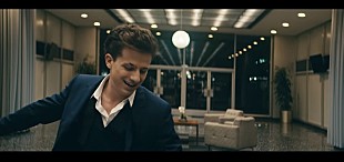 「チャーリー・プース、「ハウ・ロング」のMVでウキウキなダンスを披露」