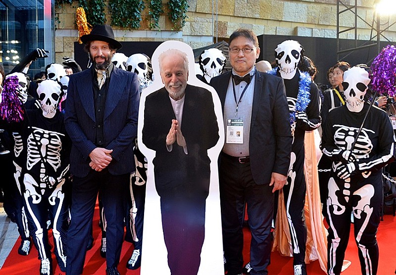 アダン・ホドロフスキー、映画『エンドレス・ポエトリー』のドクロ集団を引き連れ【東京国際映画祭】レッドカーペットを行進