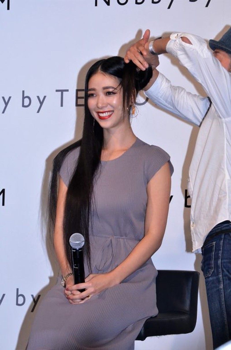 「紅蘭、ヘアドネ－ション賛同で５０センチカット　逮捕歴ある交際相手については語らず」1枚目/1