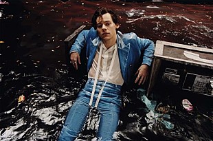 「来日まで1か月を切ったハリー・スタイルズ、最新シングル「キウイ」MV公開」