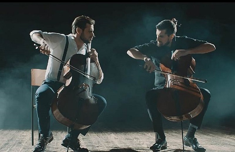 2CELLOS、『スコア』新映像は巨匠モリコーネの「ニュー・シネマ・パラダイス」 