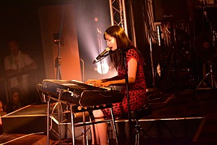 「上野優華 色違いのドレスで昼夜のツアーファイナル！ 新曲「思い届け、キミに」初披露」