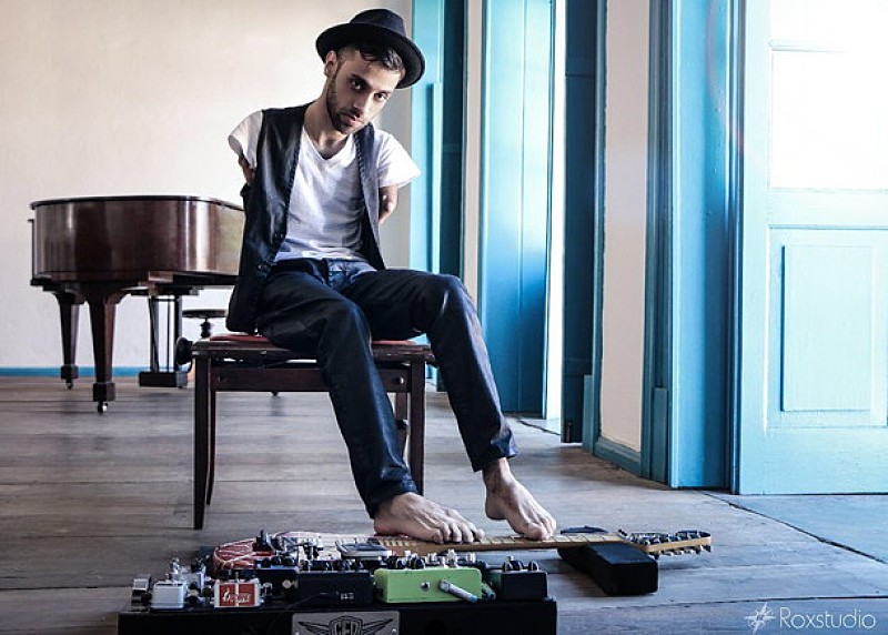 「両腕のないピアニスト兼ギタリストがブラジルから初来日！ 音楽への思いなど語るインタビュー」1枚目/3