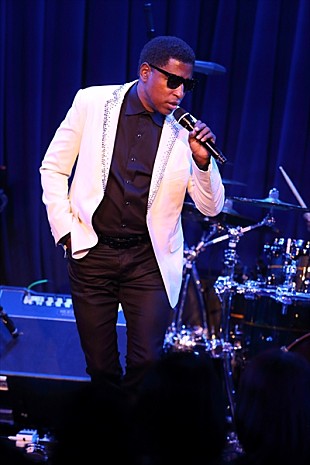 「ベイビーフェイス来日公演スタート。偉大なキャリアとともにパフォーマーとしての凄みをグルーヴ豊かに発揮した圧巻の夜」