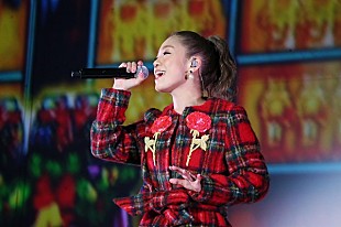 「西野カナが、USJで一夜限りのX’masステージをサプライズ披露「無限に姿を変える世界一の素敵なツリー」」