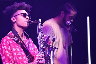 「マセーゴ、“トラップ・ハウス・ジャズ”を掲げる新鋭の「クリエイティヴィティとユーモアが炸裂した」初来日公演をレポート」