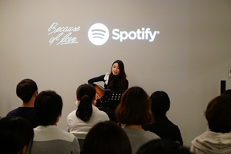 片平里菜 ファン20名限定のSpotifyプレミアム弾き語りライブを開催