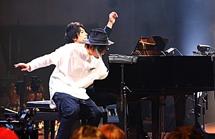 「鍵盤男子、メジャーデビュー記念公演“世界初のステージ”で超絶技巧のピアノ連弾披露」