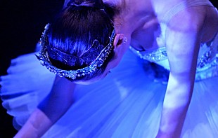 「舞台裏のマイスター達の、弛まぬ日々を映し出す異色ドキュメンタリー『新世紀　パリ・オペラ座』公開」