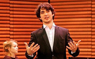 「映画『新世紀、パリ・オペラ座』より緊迫の記者会見シーンが一部公開」