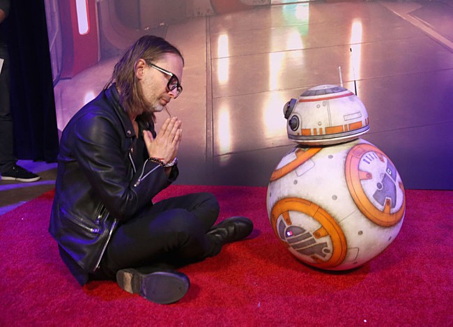 トム・ヨーク「トム・ヨーク、BB-8と対面」1枚目/1