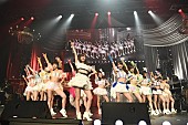 AKB48「指原×モー娘。他豪華コラボ満載＆生演奏【AKB紅白】ライブレポートが到着」1枚目/10