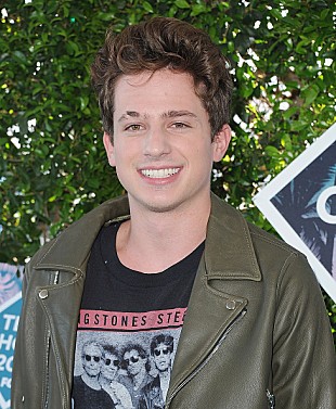 「チャーリー・プース、ショーン・メンデスとのツアーや曲作りについて語る」