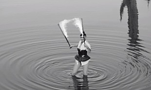 「ネイ・パーム、最新アルバムから「ホームボディ」のMV公開、火の踊りを披露」