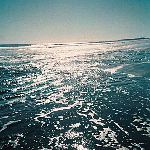 「くるり『その線は水平線』―変わらないということは、変わり続けるということ（Single Review）」