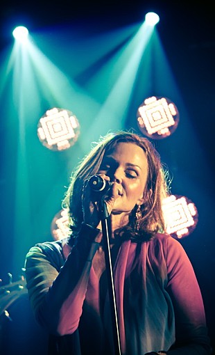 「ベリンダ・カーライル、ゴー・ゴーズでの活躍でも知られるヴォーカリストが来日決定」