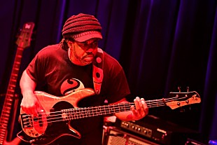 「現代最高峰のベーシストが圧倒的な演奏技術で観客を魅了！ ヴィクター・ウッテンの東京公演をレポート」