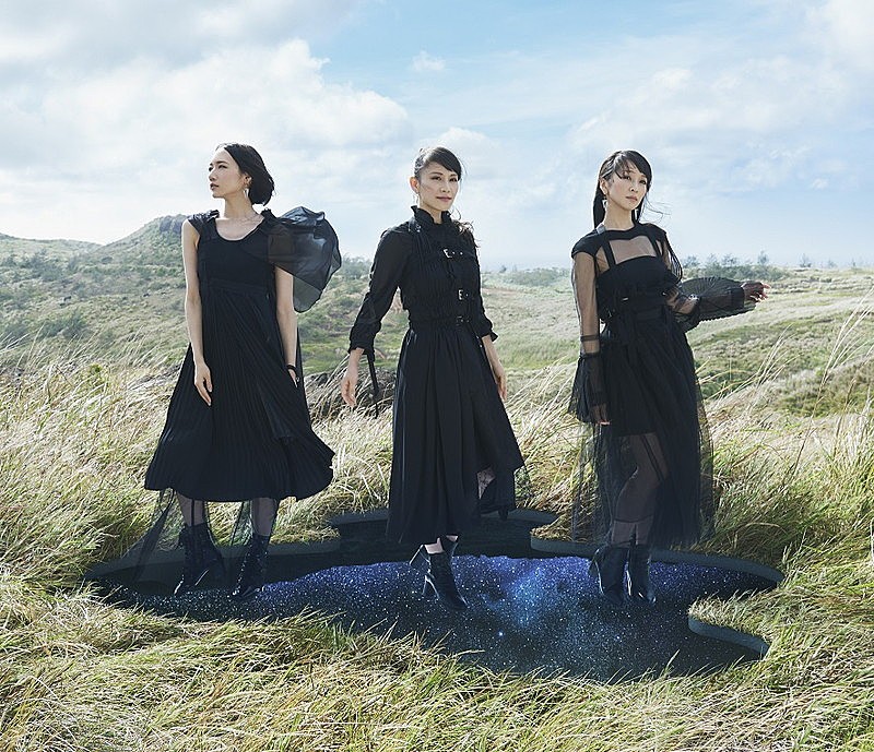 Perfume「シングル『無限未来』
2018/3/14　RELEASE
＜初回限定盤（CD＋DVD）＞　UPCP-9018　2250円（tax out.）
」2枚目/4