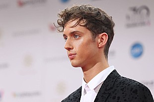「トロイ・シヴァン、アリアナ・グランデとコラボ「早く聴いてもらいたい」」
