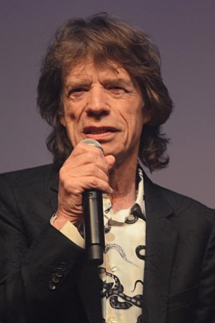 「ミック・ジャガー、あの人気番組のドラァグ・クイーンを観るためゲイバーに立ち寄る」