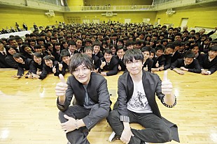 「ポルノグラフィティ 母校でサプライズ卒業式イベント！ 生徒たちと“同い年”「アポロ」も披露」