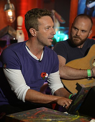 「コールドプレイのクリス・マーティン、娘にビートルズの曲の弾き方を教える」