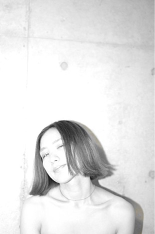 「AAAMYYY、Ryohu(KANDYTOWN)をフィーチャリングした「BLUEV」のMV公開＆新ALのリスニングパーティー開催」