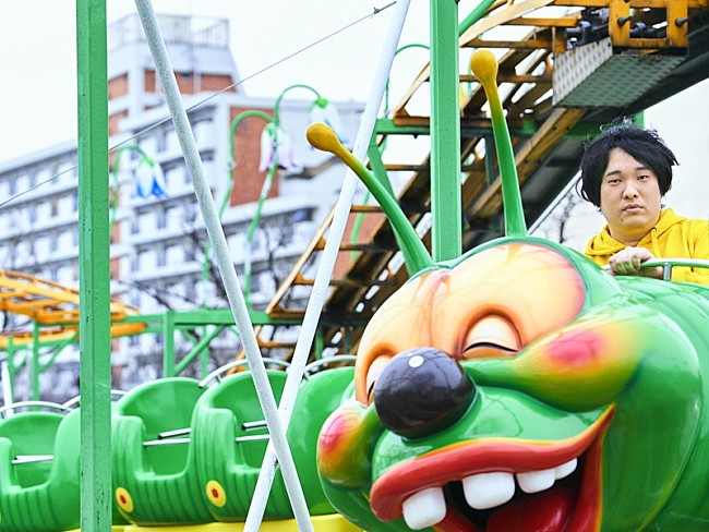 「岡崎体育 デビュー以来、飽きることなく使用してきたアーティスト写真を約2年ぶりに更新」1枚目/1