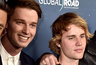 「ジャスティン・ビーバー、親友P・シュワルツェネッガーのレッド・カーペットに登場」