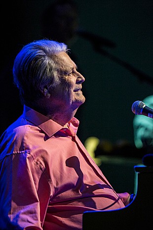 「ブライアン・ウィルソン、『ザ・ビーチ・ボーイズ・クリスマス・アルバム』全曲を演奏するツアーを発表」