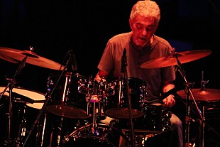 「『4月9日はなんの日？』新作リリースも控える大御所セッション・ドラマー、スティーヴ・ガッドの誕生日」