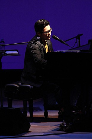 「さかいゆう、心揺さぶる弾き語りライブレポート到着、6/20リリースEPジャケ写＆収録内容公開」