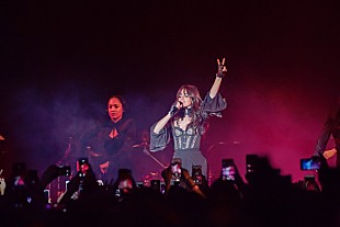 「カミラ・カベロ、ソールド・アウト連発の初単独ツアー開幕！　LA公演レポートが到着」