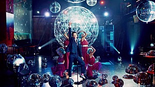 「郷ひろみ 80'sディスコサウンドの新曲「恋はシュミシュミ」ド派手なMV公開」