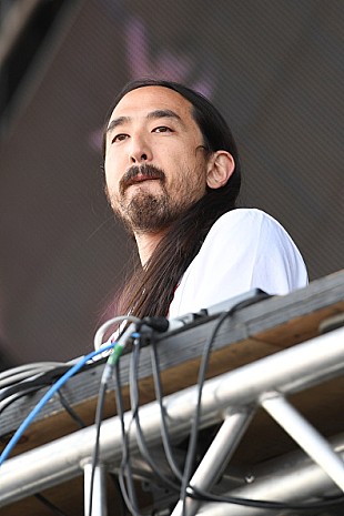 「スティーヴ・アオキ、“ママ・アオキ”参加の新曲「Moshi Moshi」のリリースを発表」