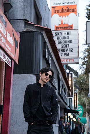 「SKY-HI ダブルA面のニューシングル発売決定！ 海外で撮影した写真集付き商品も」