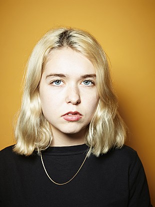「「世界を席巻しようなんて思ってない」―米インディー・ロック界を揺るがす18歳＝スネイル・メイル最新ミニ・インタビュー」