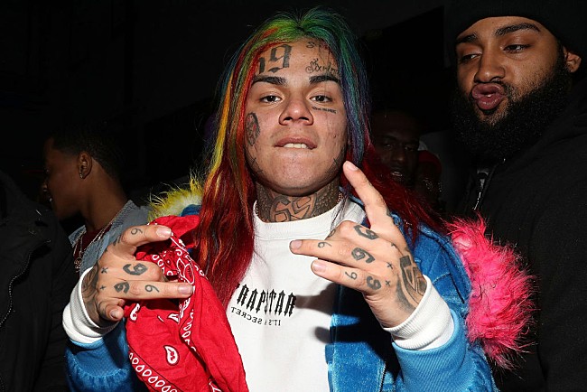 シックスナイン「お騒がせラッパーの6ix9ine（シックスナイン）、カニエのニューALに参加と豪語」1枚目/1