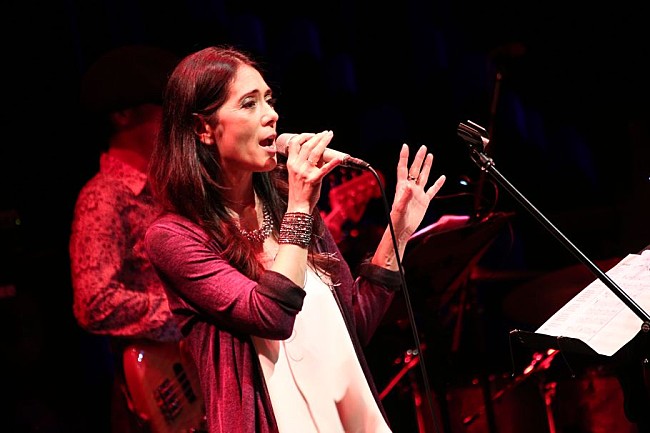 「Monday満ちるが展開するリュクス感溢れるステージ。実り豊かなキャリアを総括するかのような極上グルーヴを堪能する摩天楼の夜」1枚目/2