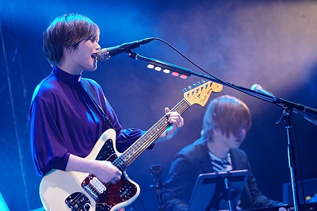 「FLOWER FLOWER、yuiが「Rolling star」を披露？ツアーファイナル公演のライブレポートが到着」1枚目/11