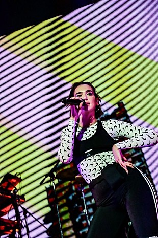 「デュア・リパ　一夜限りとなった超満員初単独公演ライブ・レポート」