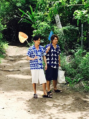 「稲垣吾郎＆香取慎吾が一緒に昆虫採集！『オールフリー』新CM撮影オフショット公開」