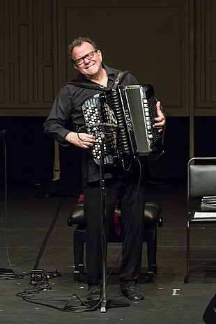 「＜ライブレポート＞【LFJ2018】フランスのアコーディオン奏者リシャール・ガリアーノ、完全モノドラマの舞台映えに陶酔」