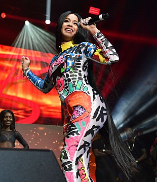 「カーディ・B、アジーリア・バンクスの揶揄に反論しインスタグラムを削除」